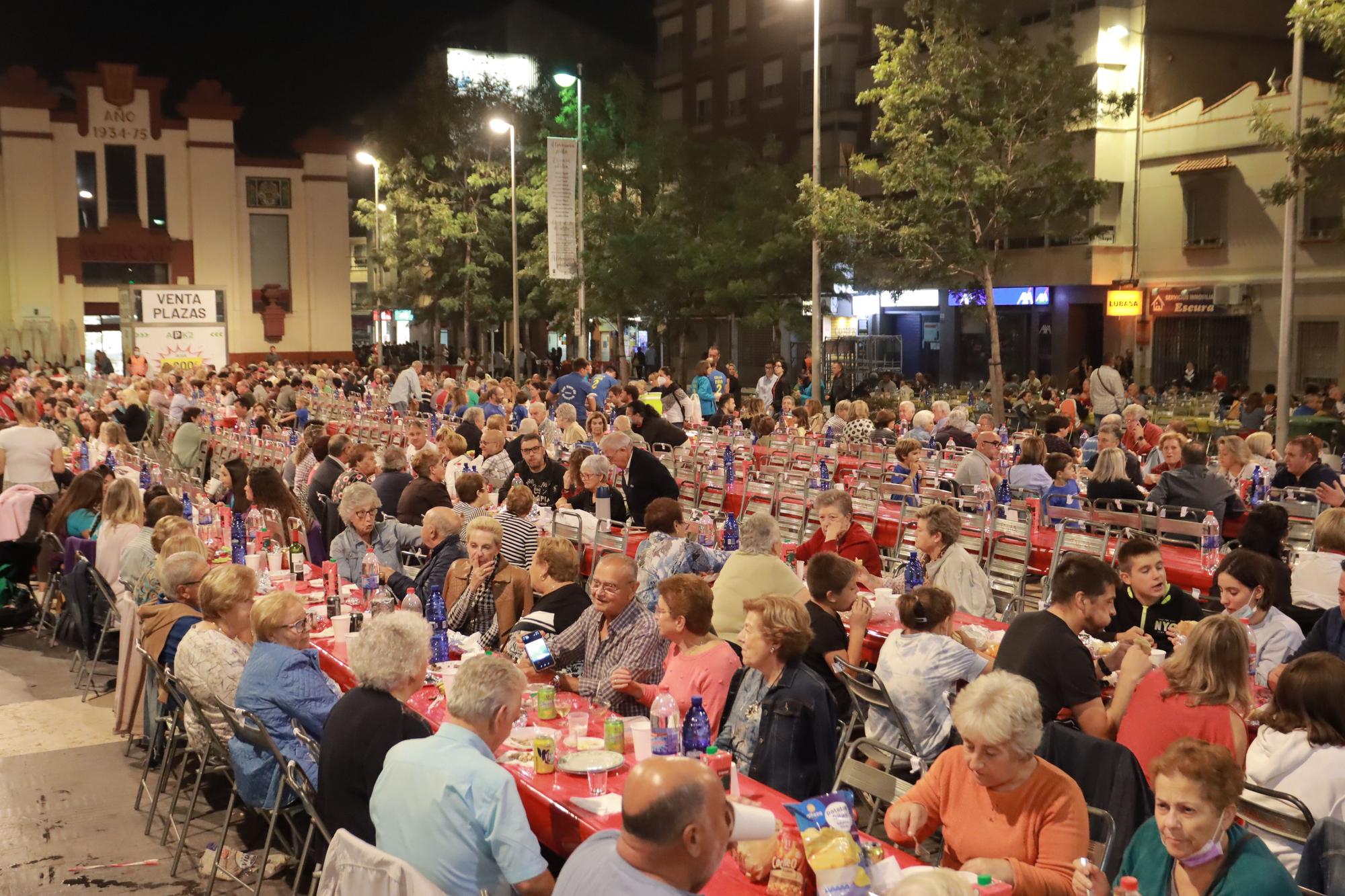 Búscate entre los comensales de la cena de 'pa i porta' en Almassora