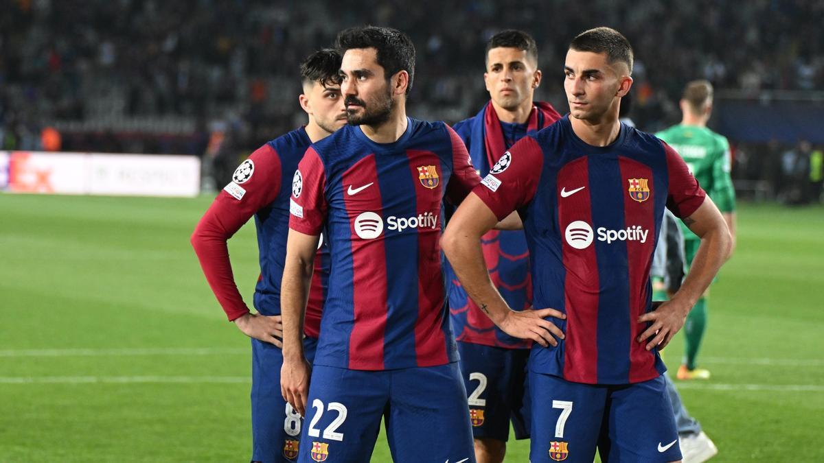 Pedri, Cancelo, Gündogan y Ferran Torres, en Montjuïc después de que el PSG elimine al Barça de la Champions.