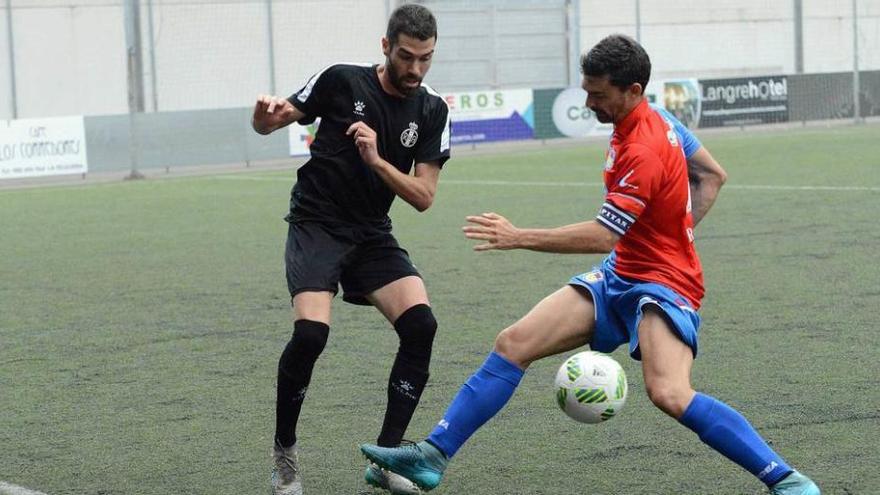 El avilesino Nacho Méndez y el langreano Nacho Calvillo pugnan por el balón.