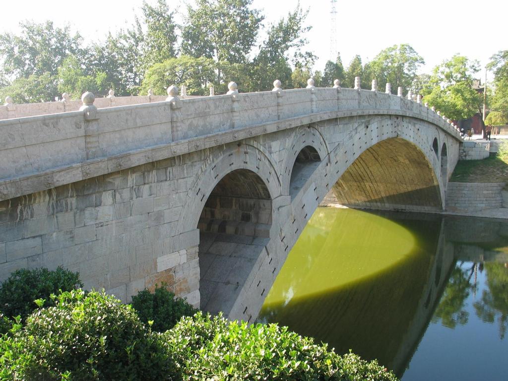 El puente de Zhaozhou también es conocido como Anji o gran puente de piedra.