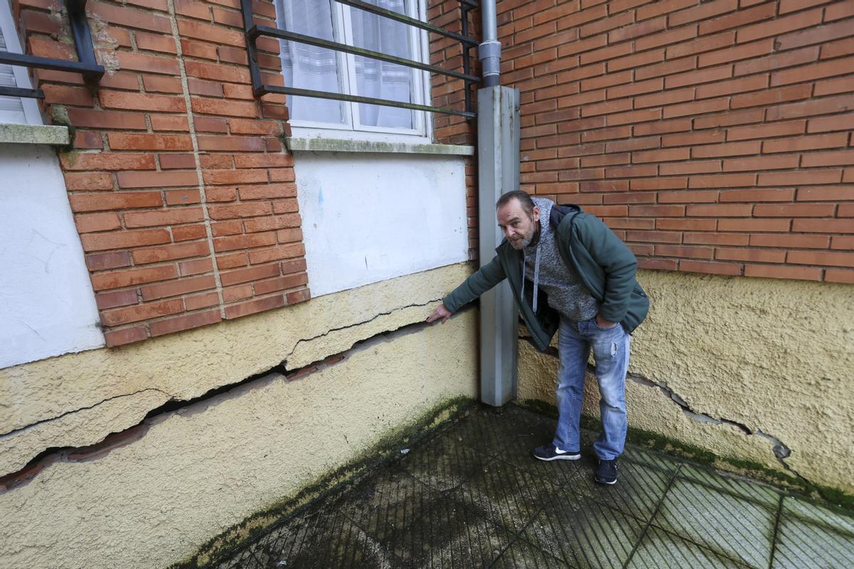 Bernardo Sánchez junto a la grieta de la fachada de un edificio de Antidio Velasco