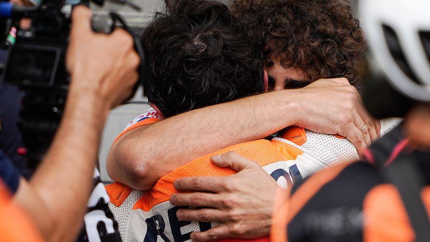 Marc Márquez abraza, efusivamente, a Santi Hernández, en el &#039;corralito&#039; de Sachsering (Alemania).