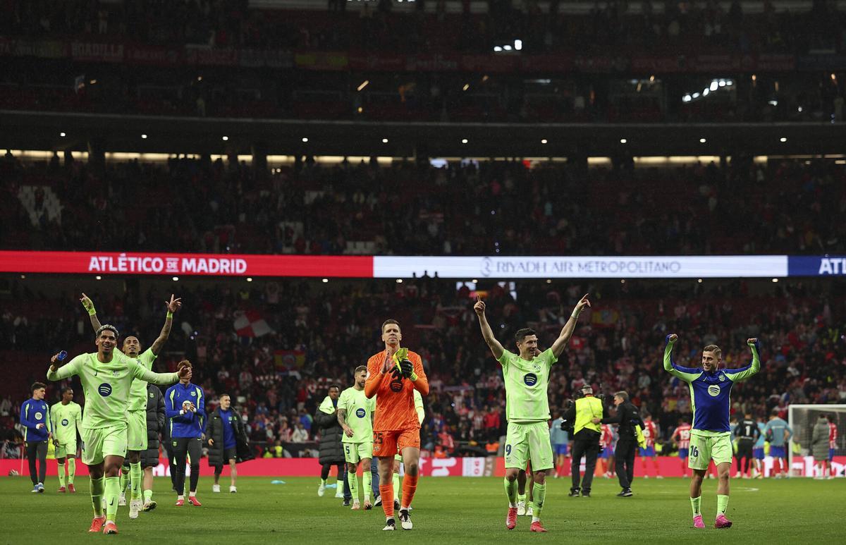 Flick y los jugadores lo celebraron por todo lo alto en el césped del Metropolitano Flick y los jugadores lo celebraron por todo lo alto en el césped del Metropolitano