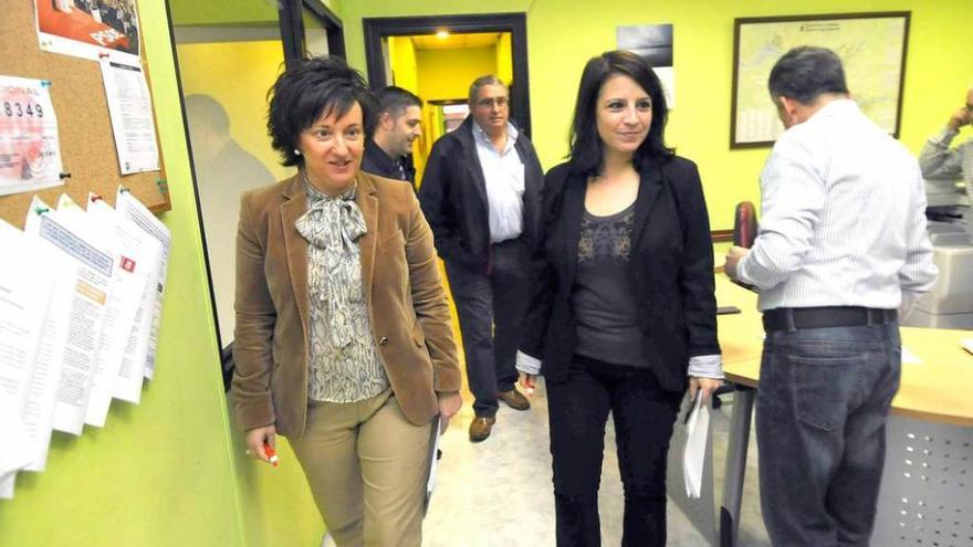 María Fernández y Adriana Lastra, ayer, en la sede de la agrupación socialista de Langreo.