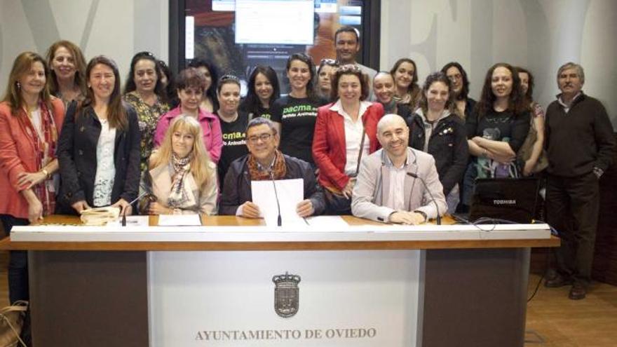 Suárez, Sánchez Ramos y Oliver, en la mesa, y, de pie, el resto de miembros de la Plataforma Pro Animales.