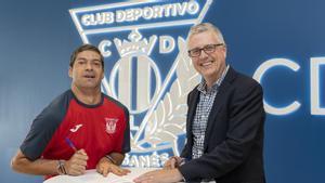 Josemi, junto a Jeff Luhnow, presidente del CD Leganés, en la firma de su contrato.