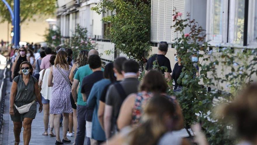 Entre 2.000 y 2.500 profesores de Madrid se harán una PCR tras dar positivo en el test previo