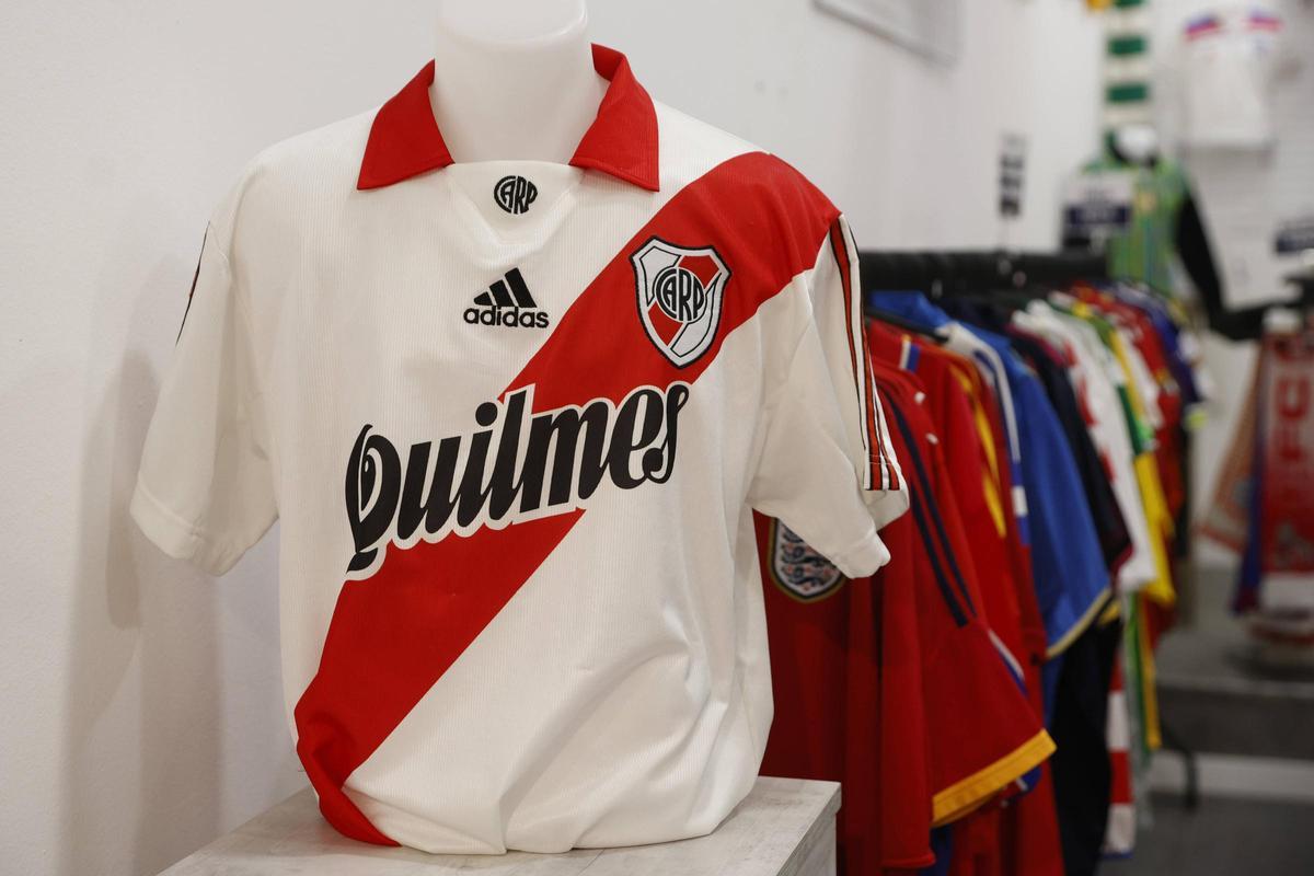 Camiseta de Aimar de River Plate expuesta en la tienda de Oviedo de Ropa Futboleros.