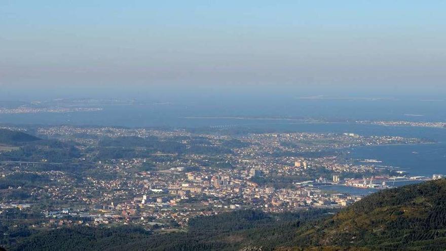 Vista desde el monte Xiabre de Vilagarcía bajo un manto de humo procedente del incendio de Rianxo, la semana pasada. // Noé Parga