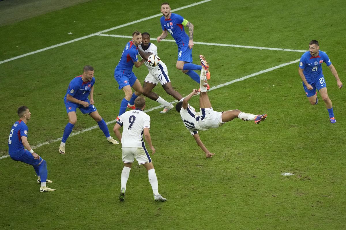 England's Jude Bellingham, centre right, scores his side's first goal with an overhead kick during a round of sixteen match between England and Slovakia at the Euro 2024 soccer tournament in Gelsenkirchen, Germany, Sunday, June 30, 2024. (AP Photo/Ebrahim Noroozi) Associated Press/LaPresse / EDITORIAL USE ONLY/ONLY ITALY AND SPAIN