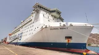 Seis quirófanos, una escuela y peluquería a bordo: el mayor buque hospital civil del mundo 'descansa' en el puerto santacrucero