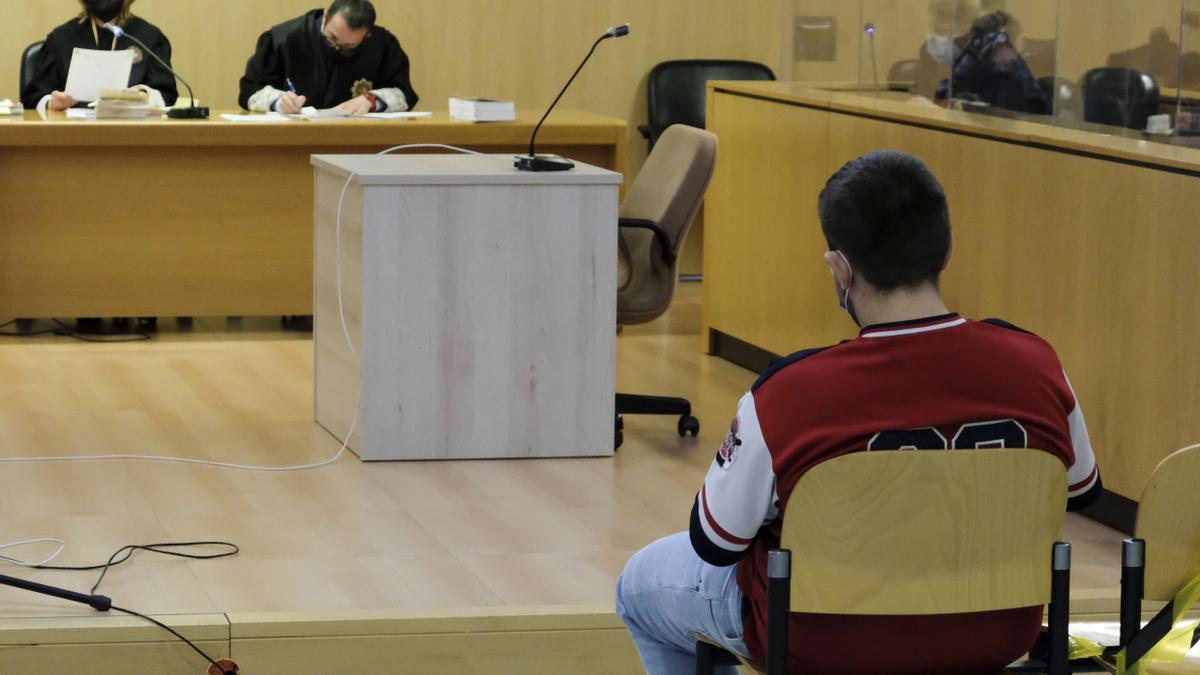 Acepta tres años de cárcel por asaltar una vinatería de La Arena, en Gijón