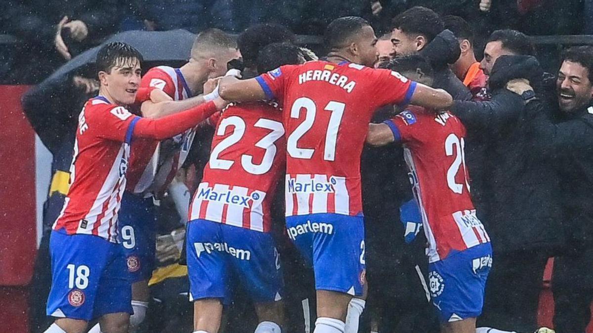 Els jugadors del Girona feliciten ahir Stuani a Montilivi. | PAU BARRENA / AFP