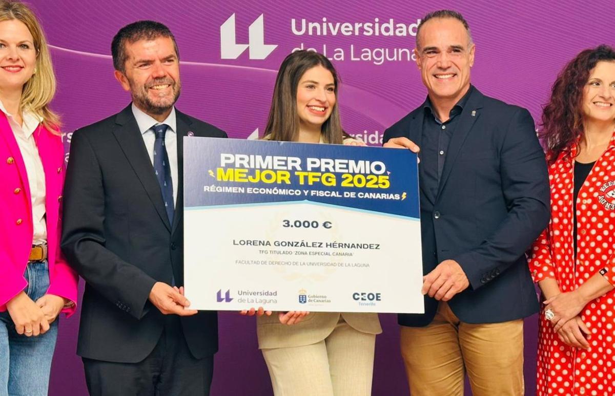 Lorena González Hernández recibe el premio del REF junto al rector de la ULL, el comisionado y la secretaria general de CEOE Tenerife.