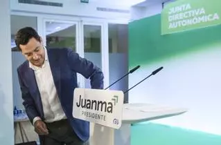 Juanma Moreno se aferra a la blanca y verde: "Trabajaremos sin descanso para que gane Feijóo, pero este es un proyecto andalucista"