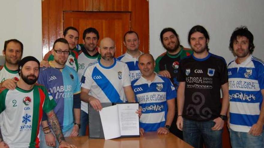 Imagen de la firma de las actas de fundación de la asociación autonómica.