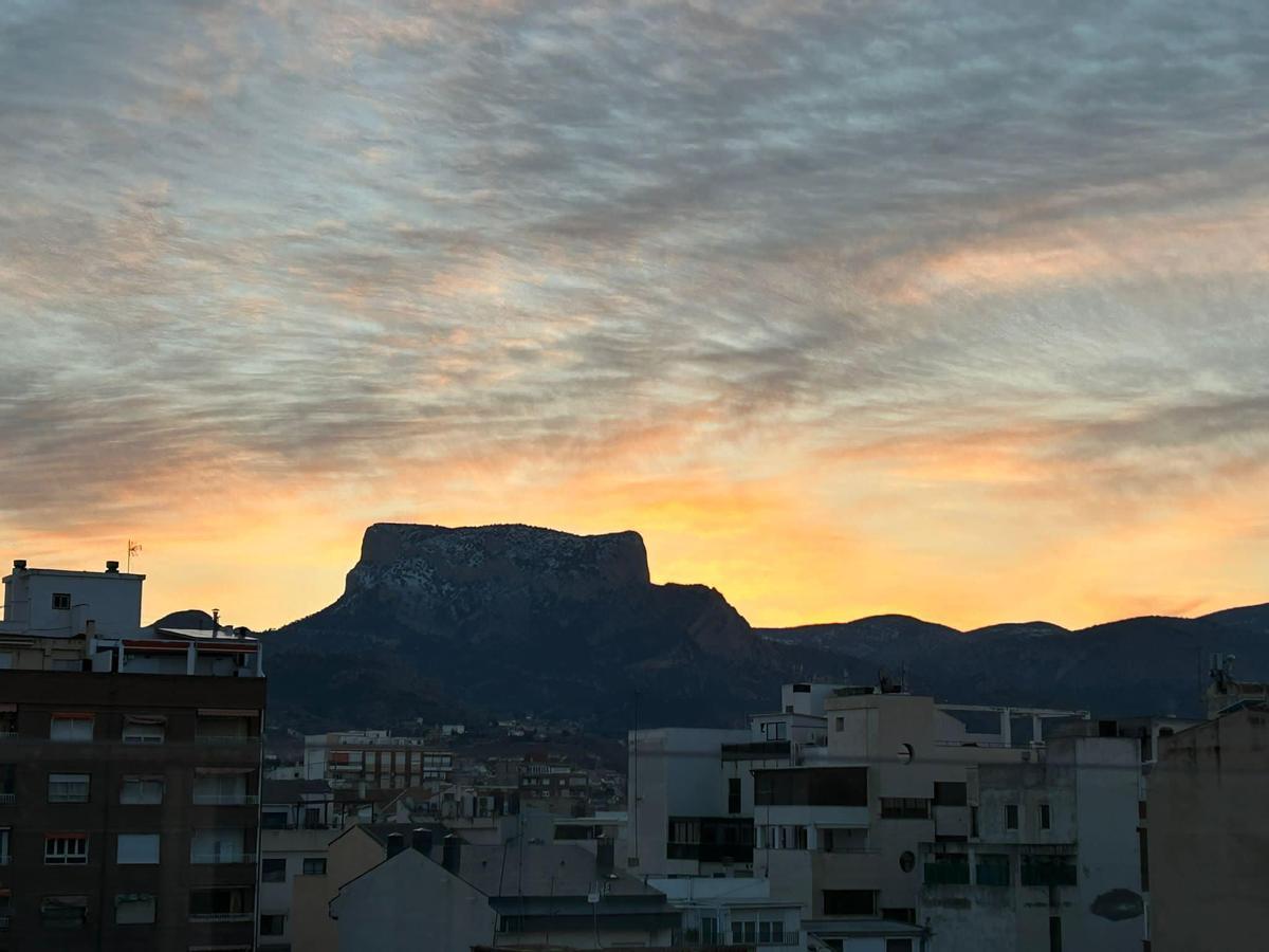 La nieve en la sierra del Cid en una imagen tomada en la madrugada de este jueves desde el casco urbano de Petrer.