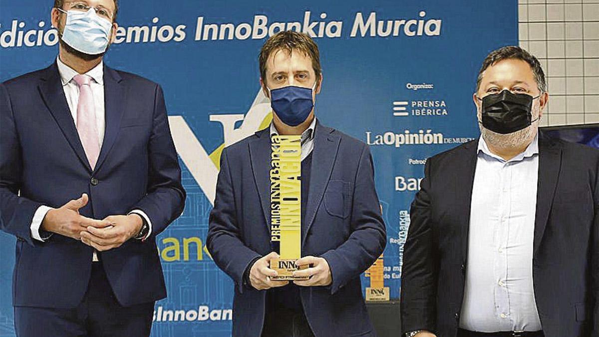 Miguel Ángel Jiménez, CEO de Jimbofresh, y Andrés Conesa, director de Innovación, recibieron el premio de manos de José Guillén Parra, tercer teniente de alcalde del Ayuntamiento de Murcia.