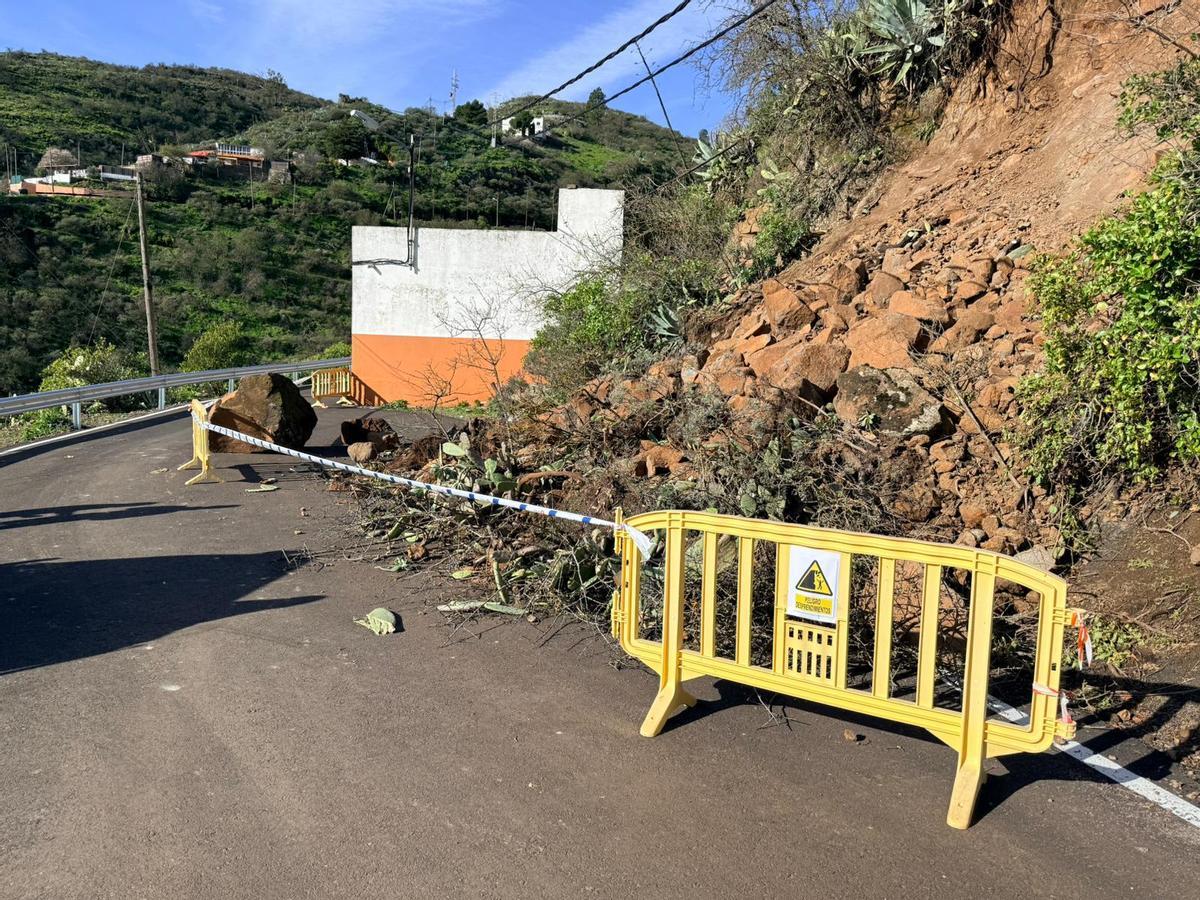 elde delimita el Camino el Moreno y La Solana tras un desprendimiento de  rocas que impidió a un vecino acudir al instituto