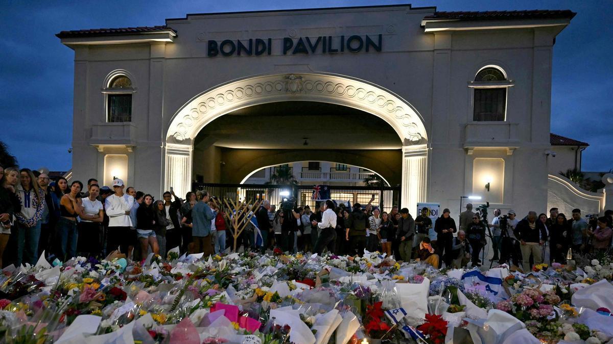 Ciudadanos de Sídney atienden una vigilia por el tiroteo masivo en la turística playa de Bondi que ha causado al menos 16 muertes.