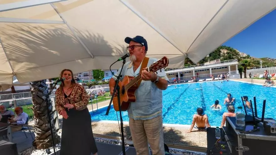 John Carter Cash, hijo de Johnny Cash, y su mujer Ana Cristina Cash, con raíces asturianas, actúan en el Náutico de Salinas.