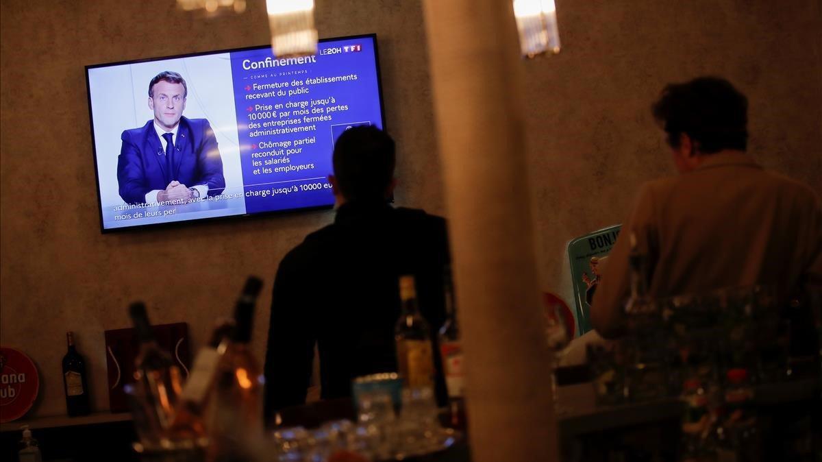 zentauroepp55638756 people watch french president emmanuel macron on a tv screen201028211544