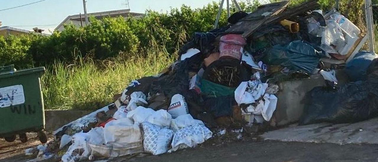 Vertidos ilegales en el Camí Primera Travessera de Castelló