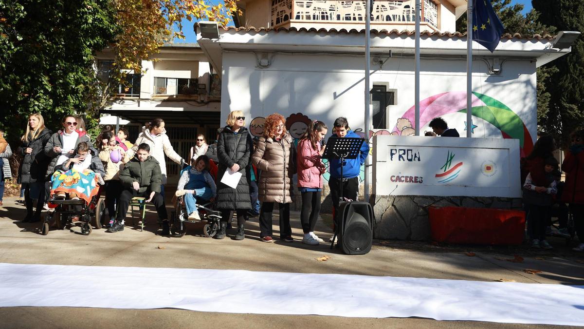 Imagen del acto por el Día de las Personas con Discapacidad, en la entrada del edificio escolar.