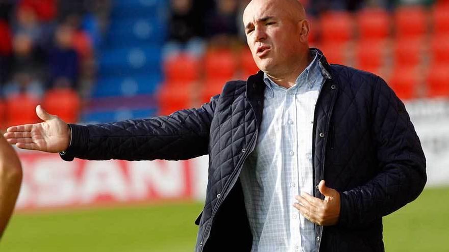 Luis César Sampedro, entrenador del Lugo, durante un partido de esta temporada.