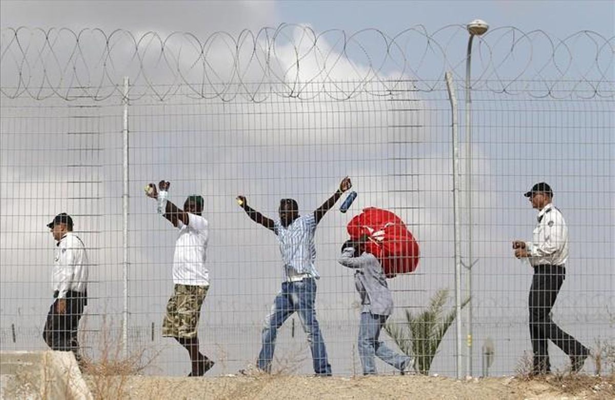 Immigrants africans celebren que abandonen el centre de detenció de Holot, a prop de la frontera amb Egipte, al sud d’Israel.