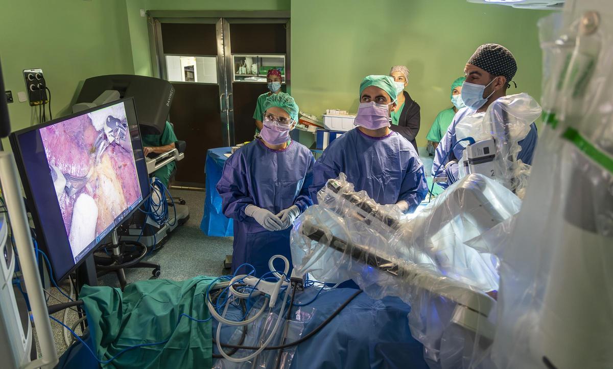 Médicos operan en el Hospital General de Alicante
