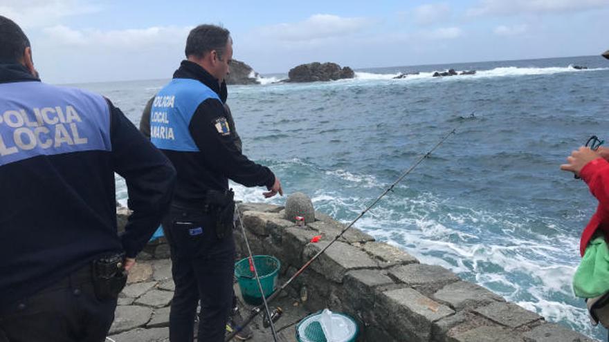 Los policías comprueban una actividad pesquera en el litoral de Anaga.