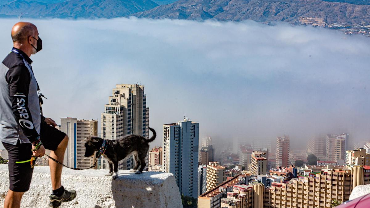 La niebla devora los rascacielos de Benidorm