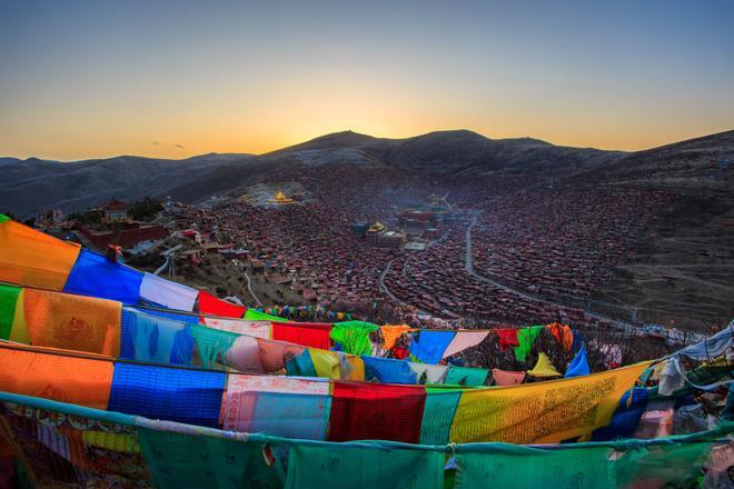 Ropa tendida en las alturas de Larung Gar