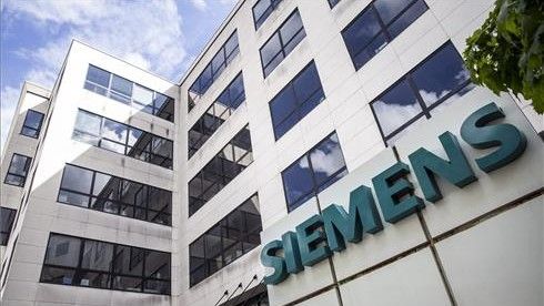 El logo de la compañía alemana Siemens en París (Francia), que pertenece al grupo Bosch Electrodomésticos (BHS).