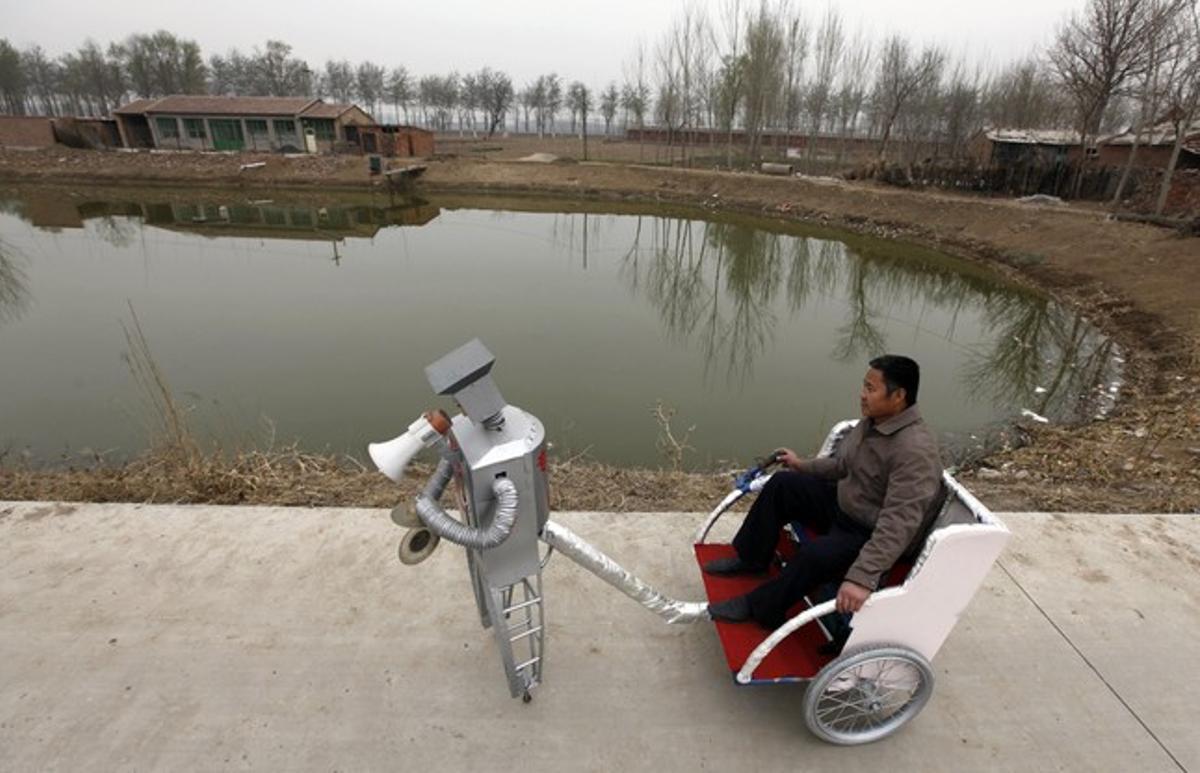 En cada pelicula china aparece la figura delriskshaw, hoy en día el señor Wu Yulu tiene su proprio robot de paseo que se construió el mismo. El campesino es un invetor de robots desde el lejano 1986, ha patentato 47, y presentó 30 de estos en la última exposición Universal que hubo lugar el Pekín.