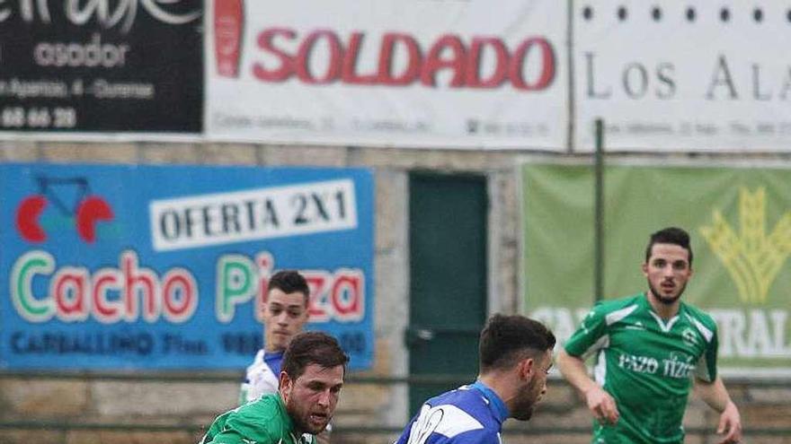 Un jugador del Cultural Areas controla un balón. // Iñaki Osorio