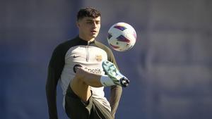 Pedri controla el balón en el último entrenamiento del Barça antes de jugar en San Sebastián contra la Real Sociedad.