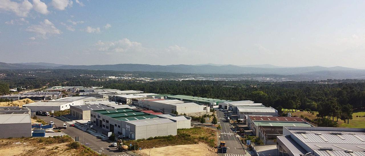 Imagen de dron del parque empresarial de Pereiro, con el polígono de San Cibrao al fondo. // FERNANDO CASANOVA