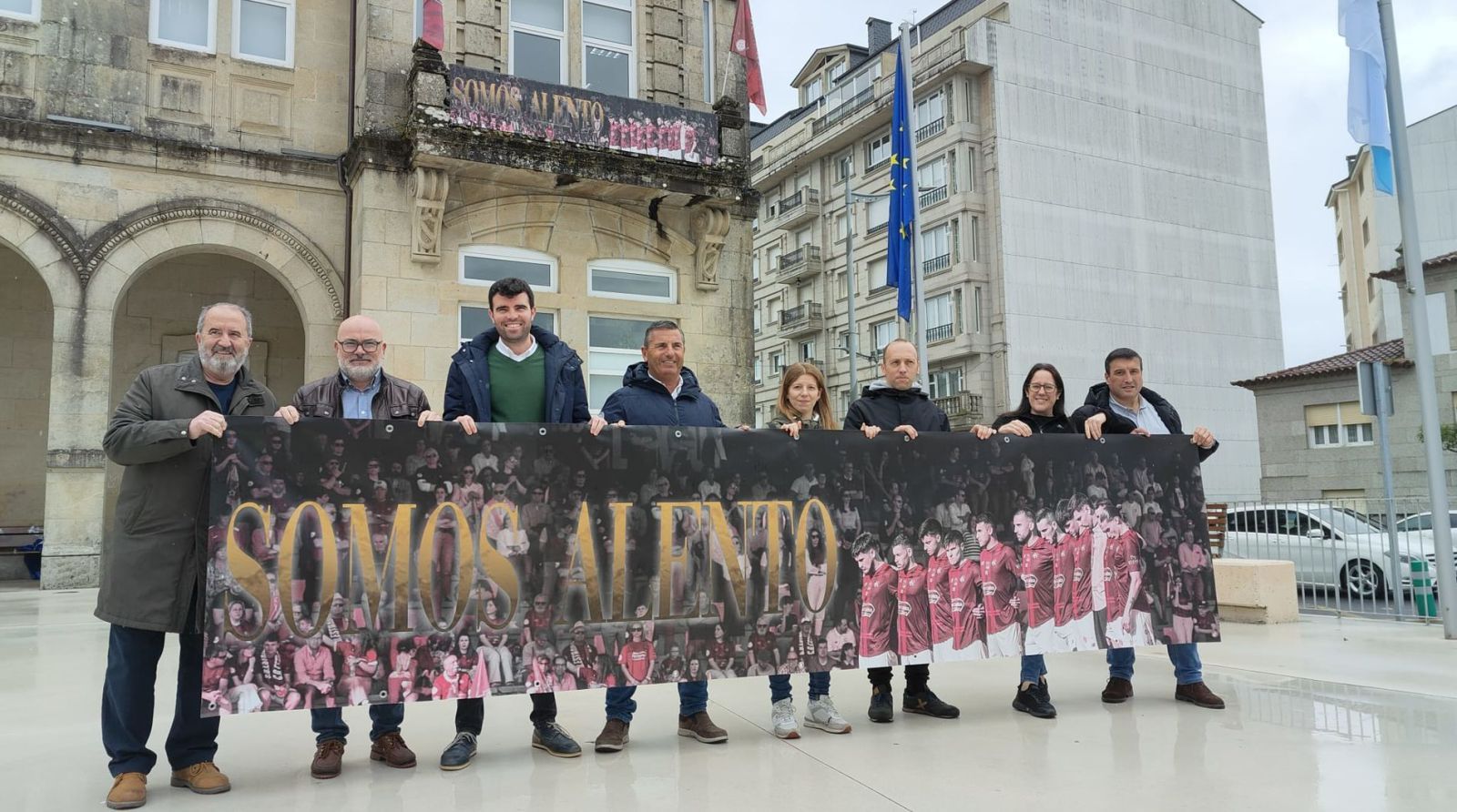 Una de las pancartas de ánimo para el CD Estradense, con el balcón consistorial decorado de fondo. | S. P.