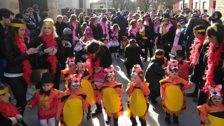 Valientes domadores y pequeñas tigresas se preparan para iniciar el recorrido hasta la carpa municipal.