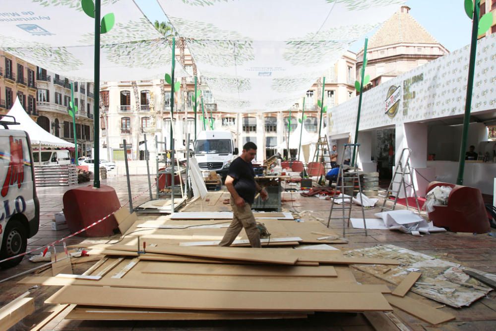 Bares, restaurantes y casetas del Centro Histórico de la ciudad se engalanan y abastecen en las horas previas al inicio de la Feria de Málaga