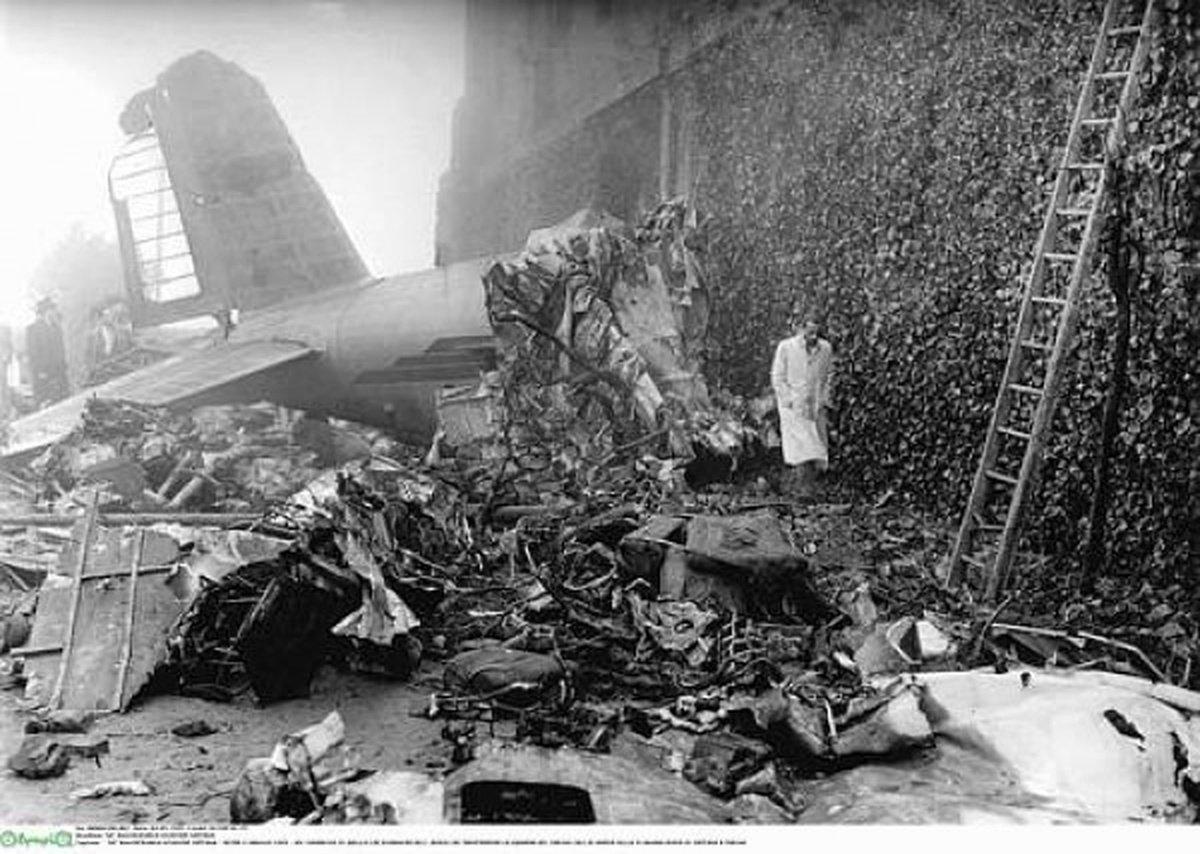 Los restos del avión, junto a la Basílica de Superga.