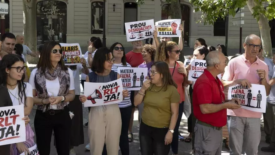 Así ha sido la protesta de los trabajadores del Ayuntamiento de Xàtiva: "Estamos hartos de reformas parciales"