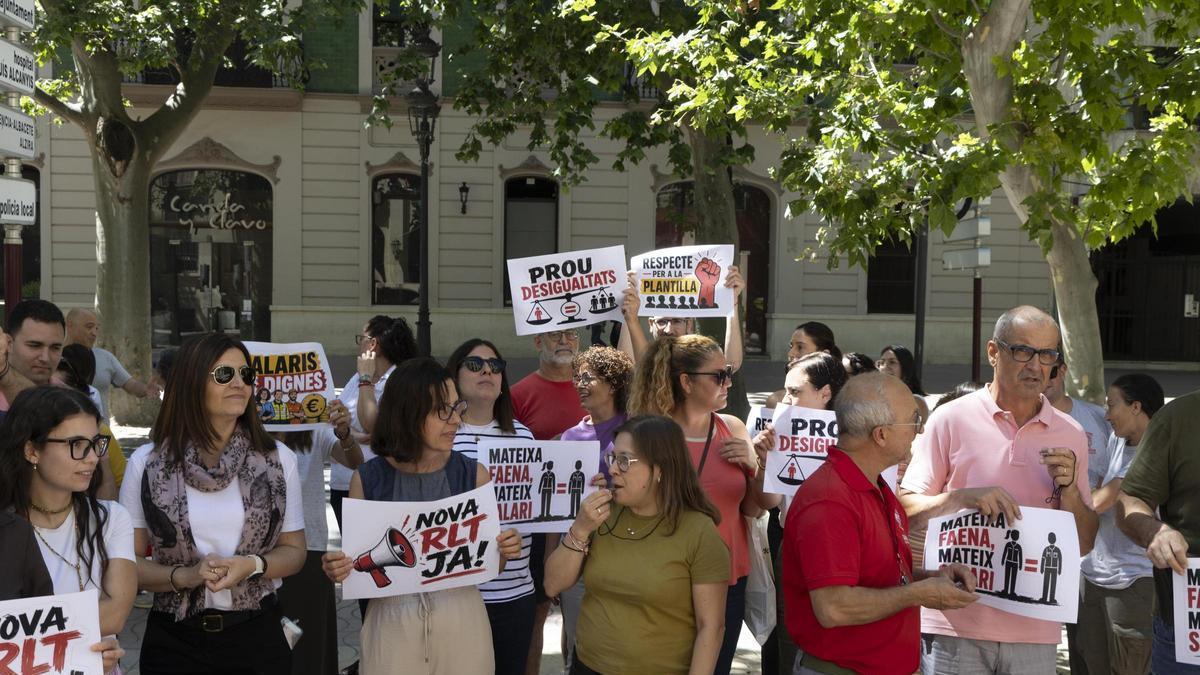 Así ha sido la protesta de los trabajadores del Ayuntamiento de Xàtiva: "Estamos hartos de reformas parciales"