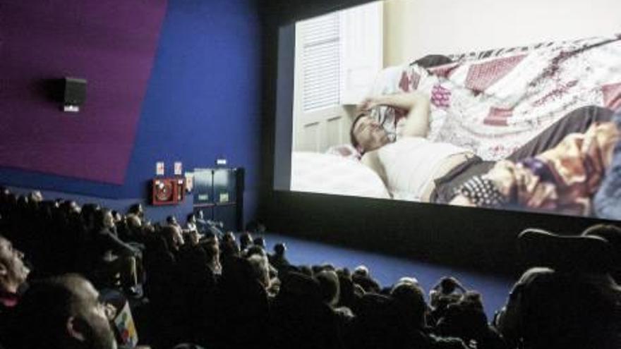 La gente hizo cola en los cines Panoramis para poder ver los cortos proyectados.