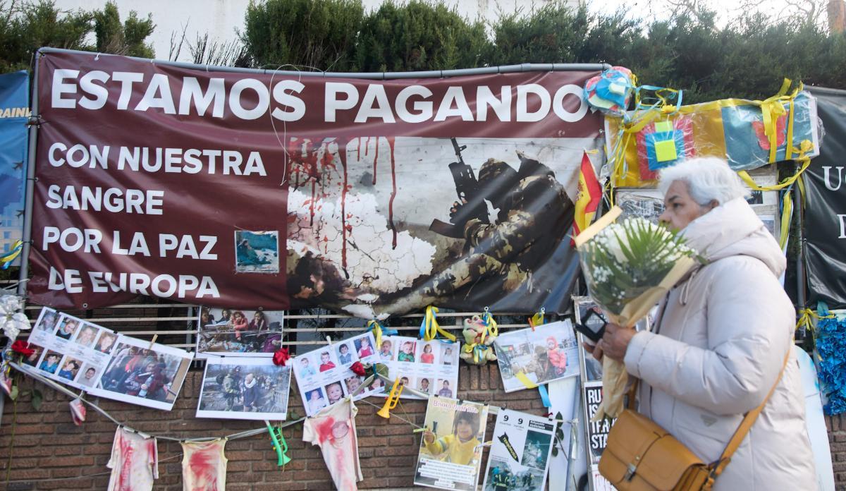 Una mujer participa en un homenaje a Alexei Navalni, frente a la embajada de Rusia en Espa�a, a 3 de marzo de 2024, en Madrid (Espa�a)..jpg