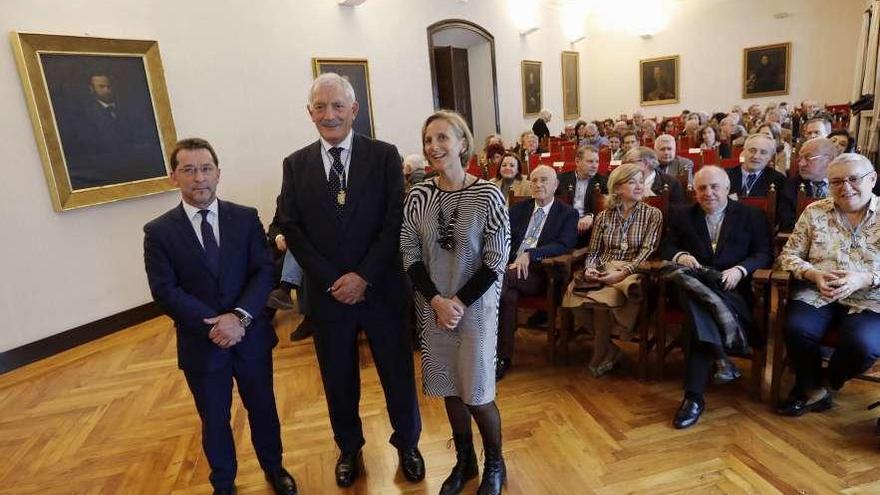 Ramón Rodríguez, en el centro, junto al consejero Genaro Alonso y la secretaria general del RIDEA, Inés Ibáñez, momentos antes del acto de toma de posesión.