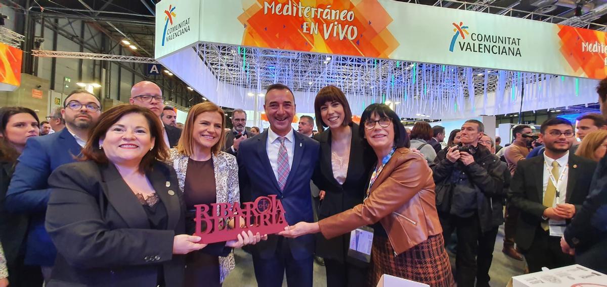 Riba-roja presenta su carta turística en Fitur junto a la ministra.