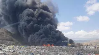 Declarado un incendio en el vertedero de Xixona